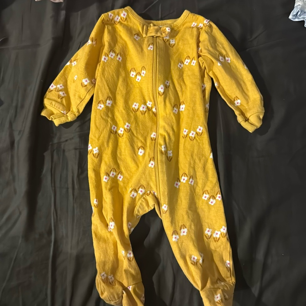Gerber onesie 
Yellow with flowers 
0-3 monthss